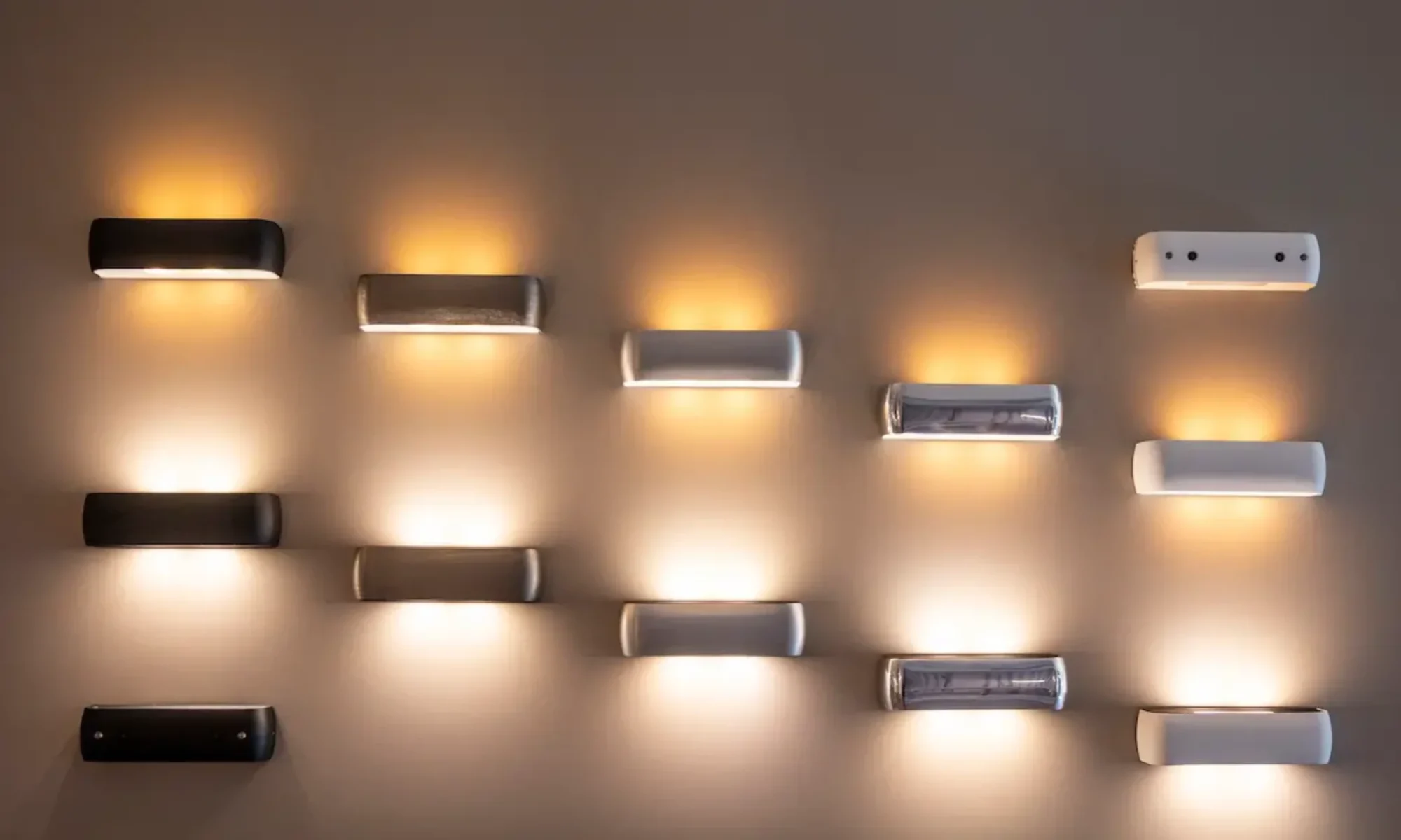 wand in toonzaal met de Vektor wandlampen Bankamp