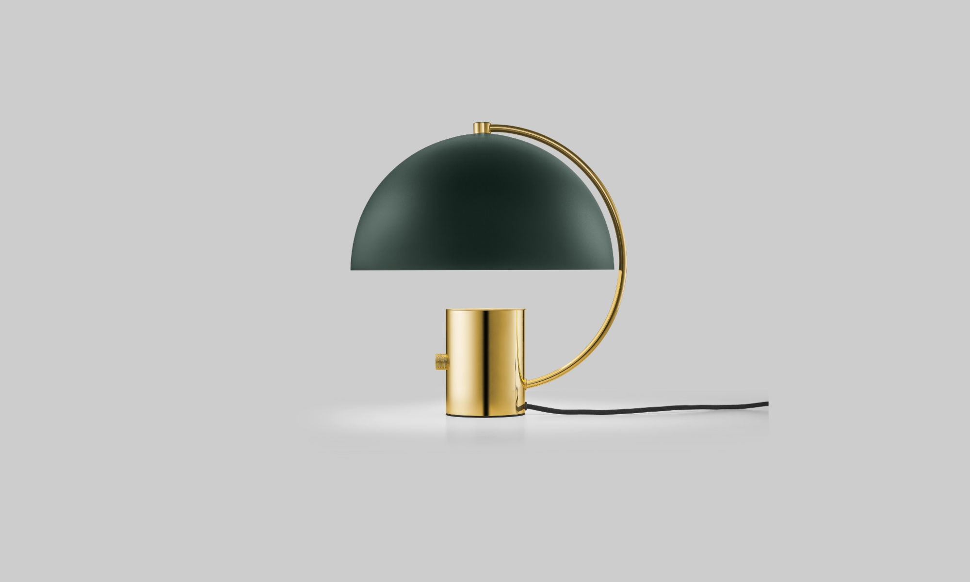 tafellamp in brass met groene metalen kap luxueuze lamp van Bankamp made in germany